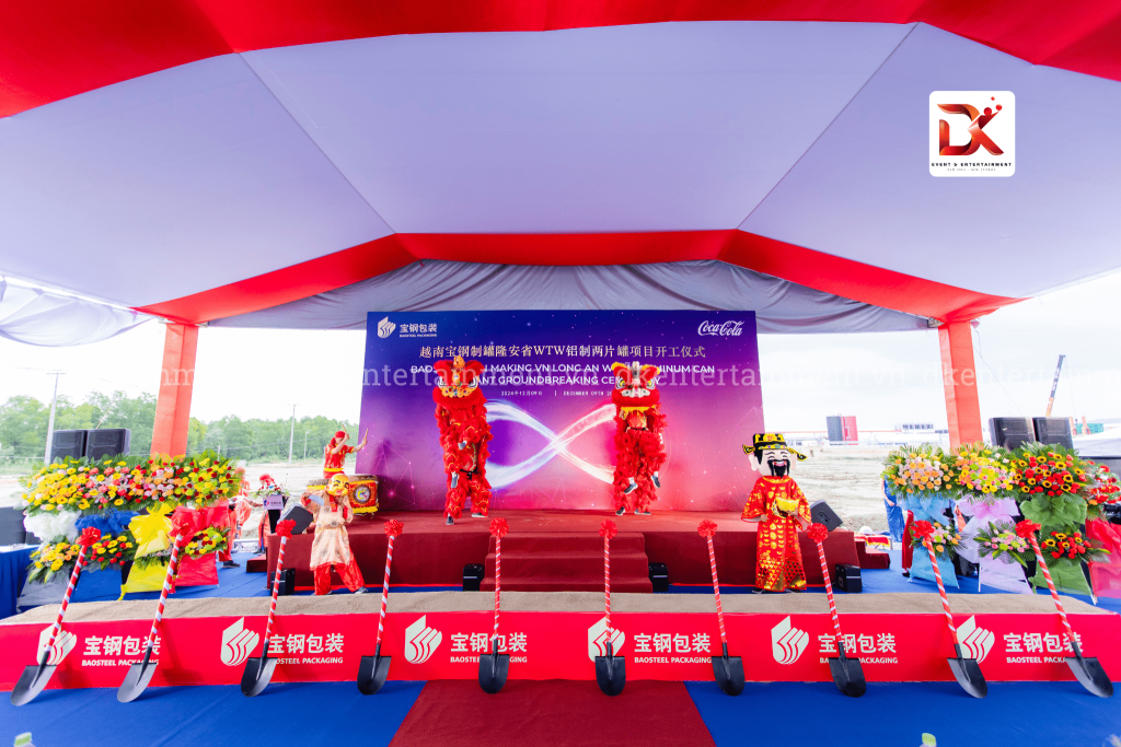 Đội hình vũ đoàn trên sân khấu khánh thành